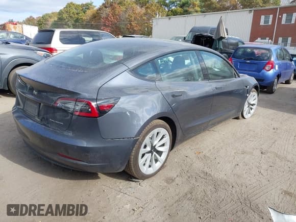 ✅ 2022 Tesla Model 3 Long Range • VIN: 5YJ3E1EB6NF258630 • Lot: 40682978. Wystawiony na IAAI z przebiegiem 34 868 mil. Bezpłatny archiwum sprzedaży aukcyjnych z USA i szczegółowy raport historii pojazdu na DreamBid. Zdjęcie 4.