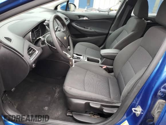 2017 Chevrolet Cruze LT z VIN 1G1BE5SMXH7135814, wystawiony jako Copart lot #86613335 z przebiegiem 75 133 mil mil oraz Szkoda całkowita • Salvage title. Historia ofert i sprzedaży dostępna na DreamBid. Obrazek 7.