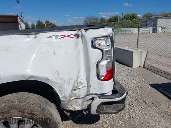 ✅ 2020 Chevrolet Silverado 1500 Custom • VIN: 1GCPYBEH4LZ110096 • Lot: 43433553. Wystawiony na IAAI z przebiegiem 129 363 mil. Bezpłatny archiwum sprzedaży aukcyjnych z USA i szczegółowy raport historii pojazdu na DreamBid. Zdjęcie 6.