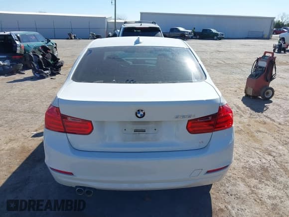 ✅ 2013 BMW 3 Series 328i • VIN: WBA3A5G52DNP18714 • Lot: 41844082. Wystawiony na IAAI z przebiegiem 104 867 mil. Bezpłatny archiwum sprzedaży aukcyjnych z USA i szczegółowy raport historii pojazdu na DreamBid. Zdjęcie 16.