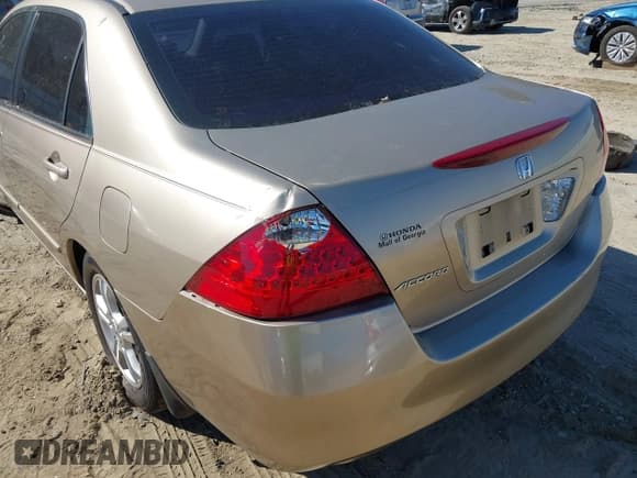 ✅ 2007 Honda Accord EX • VIN: 1HGCM56727A136610 • Lot: 43689985. Listed on IAAI with 211,204 mi. Free auction sales archive from the USA and detailed vehicle history report at DreamBid. Image 15.