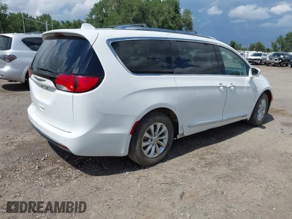 ✅ 2018 Chrysler Pacifica Touring L • VIN: 2C4RC1BG9JR141879 • Lot: 42801376. Wystawiony na IAAI z przebiegiem 137 968 mil. Bezpłatny archiwum sprzedaży aukcyjnych z USA i szczegółowy raport historii pojazdu na DreamBid. Zdjęcie 4.