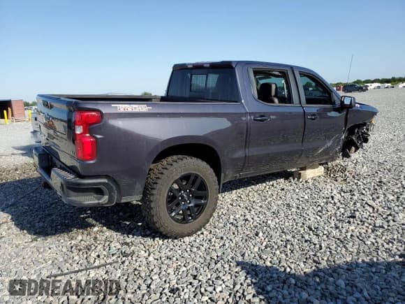 ✅ 2022 Chevrolet Silverado 1500 LT Trail Boss • VIN: 3GCUDFET2NG566112 • Lot: 56796405. Wystawiony na Copart z przebiegiem 27 750 mil. Bezpłatny archiwum sprzedaży aukcyjnych z USA i szczegółowy raport historii pojazdu na DreamBid. Zdjęcie 3.