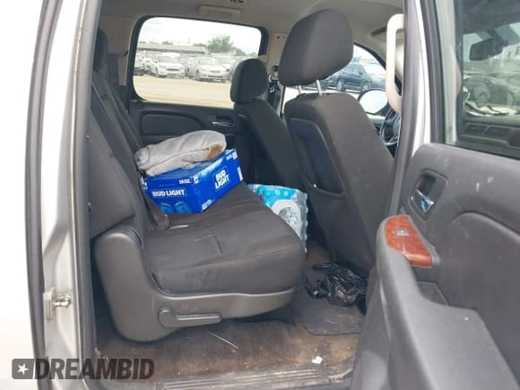 ✅ 2014 Chevrolet Suburban LS • VIN: 1GNSCHE06ER231731 • Lot: 43303711. Wystawiony na IAAI z przebiegiem 209 033 mil. Bezpłatny archiwum sprzedaży aukcyjnych z USA i szczegółowy raport historii pojazdu na DreamBid. Zdjęcie 8.