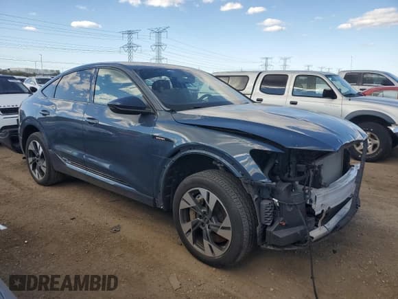 ✅ 2023 Audi e-tron Sportback S line Premium • VIN: WA11AAGE1PB024048 • Lot: 81647025. Wystawiony na Copart z przebiegiem 28 149 mil. Bezpłatny archiwum sprzedaży aukcyjnych z USA i szczegółowy raport historii pojazdu na DreamBid. Zdjęcie 4.