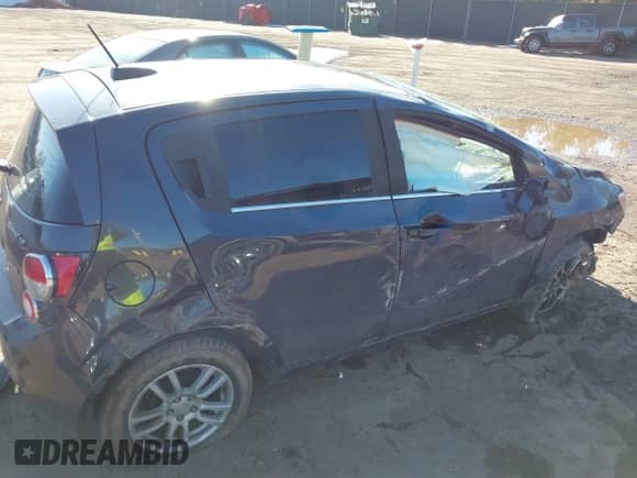 2015 Chevrolet Sonic LT z VIN 1G1JC6SB4F4172040, wystawiony jako IAAI lot #41761563 z przebiegiem 136 867 mil mil oraz . Historia ofert i sprzedaży dostępna na DreamBid. Obrazek 6.