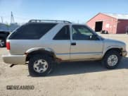 ✅ 2005 Chevrolet Blazer LS • VIN: 1GNCT18X55K111366 • Lot: 54942375. Wystawiony na Copart z przebiegiem Nie podano. Bezpłatny archiwum sprzedaży aukcyjnych z USA i szczegółowy raport historii pojazdu na DreamBid. Zdjęcie 3.