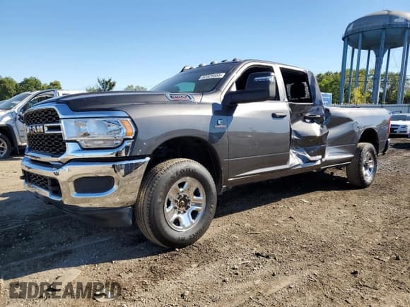 ✅ 2023 Ram 3500 Tradesman • VIN: 3C63R3GL4PG649883 • Lot: 82329555. Wystawiony na Copart z przebiegiem 121 660 mil. Bezpłatny archiwum sprzedaży aukcyjnych z USA i szczegółowy raport historii pojazdu na DreamBid. Zdjęcie 1.