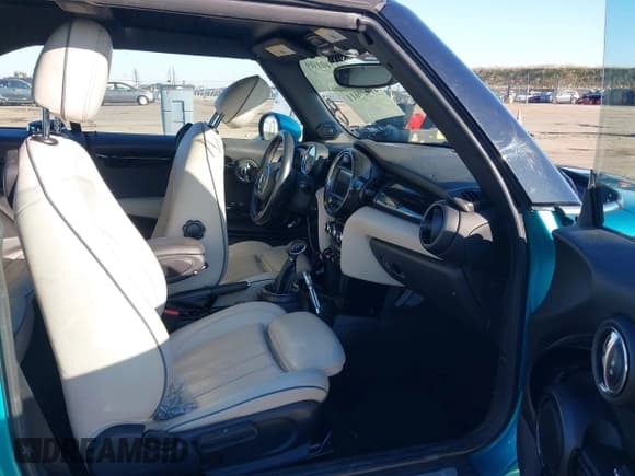 ✅ 2016 MINI Convertible • VIN: WMWWG5C50G3C19656 • Лот: 41429611. Опубликован ранее на IAAI с пробегом 60 873 миль. Бесплатный доступ к архиву аукционных продаж из США и подробный отчёт об истории автомобиля на DreamBid. Изображение 5.