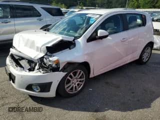 2016 Chevrolet Sonic LT z VIN 1G1JC6SG9G4155828, wystawiony jako Copart lot #81158495 z przebiegiem 81 883 mil mil oraz Szkoda całkowita • Salvage title. Historia ofert i sprzedaży dostępna na DreamBid. Obrazek 1.