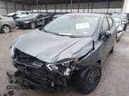 ✅ 2024 Nissan Versa S • VIN: 3N1CN8DV6RL900231 • Lot: 43737116. Wystawiony na IAAI z przebiegiem 26 367 mil. Bezpłatny archiwum sprzedaży aukcyjnych z USA i szczegółowy raport historii pojazdu na DreamBid. Zdjęcie 2.