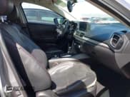 ✅ 2015 Mazda 3 S Grand Touring • VIN: JM1BM1M38F1256560 • Lot: 41655332. Wystawiony na IAAI z przebiegiem 121 179 mil. Bezpłatny archiwum sprzedaży aukcyjnych z USA i szczegółowy raport historii pojazdu na DreamBid. Zdjęcie 5.