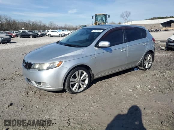 ✅ 2013 Kia Forte SX • VIN: KNAFW5A39D5669484 • Lot: 42128605. Wystawiony na Copart z przebiegiem 132 556 mil. Bezpłatny archiwum sprzedaży aukcyjnych z USA i szczegółowy raport historii pojazdu na DreamBid. Zdjęcie 1.