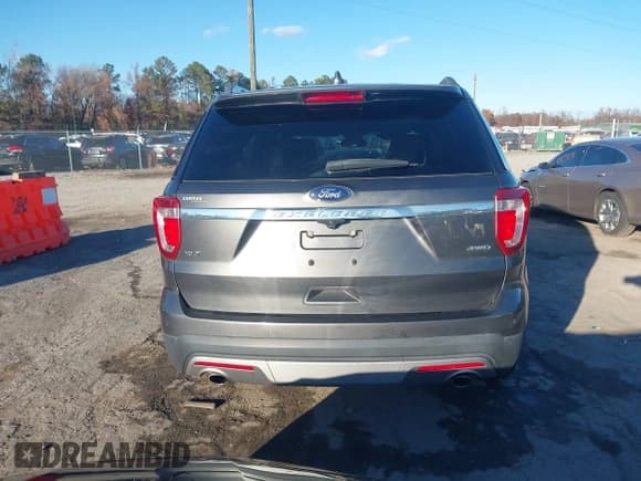 ✅ 2017 Ford Explorer XLT • VIN: 1FM5K8D8XHGD74287 • Lot: 43668801. Wystawiony na IAAI z przebiegiem 107 058 mil. Bezpłatny archiwum sprzedaży aukcyjnych z USA i szczegółowy raport historii pojazdu na DreamBid. Zdjęcie 17.