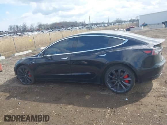 ✅ 2020 Tesla Model 3 Performance • VIN: 5YJ3E1EC4LF746853 • Lot: 42066330. Wystawiony na IAAI z przebiegiem 114 535 mil. Bezpłatny archiwum sprzedaży aukcyjnych z USA i szczegółowy raport historii pojazdu na DreamBid. Zdjęcie 14.