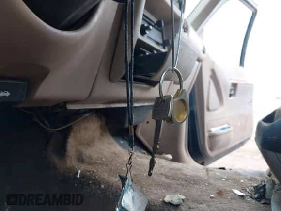 1994 Ford Explorer Eddie Bauer z VIN 1FMCU22X5RUA21287, wystawiony jako IAAI lot #42393545 z przebiegiem 72 453 mil mil oraz . Historia ofert i sprzedaży dostępna na DreamBid. Obrazek 11.