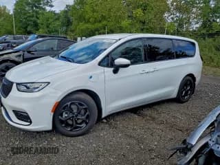 ✅ 2023 Chrysler Pacifica Hybrid Touring L • VIN: 2C4RC1L77PR609289 • Lot: 95739665. Wystawiony na Copart z przebiegiem 4 156 mil. Bezpłatny archiwum sprzedaży aukcyjnych z USA i szczegółowy raport historii pojazdu na DreamBid. Zdjęcie 1.