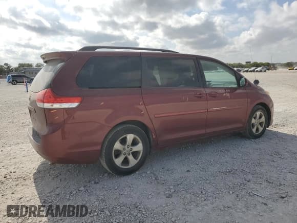 ✅ 2014 Toyota Sienna LE AAS • VIN: 5TDKK3DCXES468654 • Lot: 86662125. Wystawiony na Copart z przebiegiem 133 759 mil. Bezpłatny archiwum sprzedaży aukcyjnych z USA i szczegółowy raport historii pojazdu na DreamBid. Zdjęcie 3.