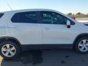 ✅ 2020 Chevrolet Trax LS • VIN: 3GNCJKSBXLL183393 • Lot: 43628511. Wystawiony na IAAI z przebiegiem 133 535 mil. Bezpłatny archiwum sprzedaży aukcyjnych z USA i szczegółowy raport historii pojazdu na DreamBid. Zdjęcie 13.