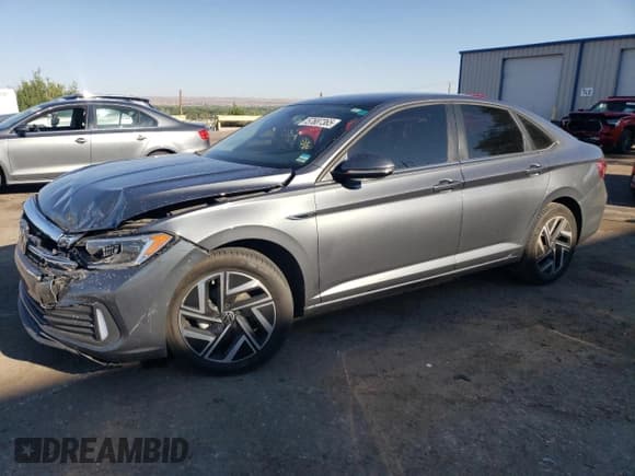 ✅ 2022 Volkswagen Jetta SEL • VIN: 3VWGM7BU0NM018902 • Лот: 57687365. Опубликован ранее на Copart с пробегом 25 053 миль. Бесплатный доступ к архиву аукционных продаж из США и подробный отчёт об истории автомобиля на DreamBid. Изображение 1.