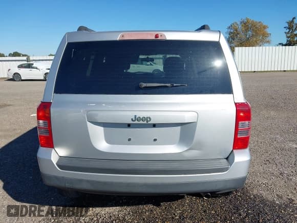 ✅ 2014 Jeep Patriot Sport • VIN: 1C4NJPBA0ED618923 • Lot: 43636784. Listed on IAAI with 241,815 mi. Free auction sales archive from the USA and detailed vehicle history report at DreamBid. Image 16.
