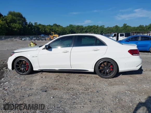 ✅ 2014 Mercedes-Benz E 63 AMG S-Model • VIN: WDDHF7GB4EA964948 • Лот: 42828047. Опубликован ранее на IAAI с пробегом 122 677 миль. Бесплатный доступ к архиву аукционных продаж из США и подробный отчёт об истории автомобиля на DreamBid. Изображение 14.