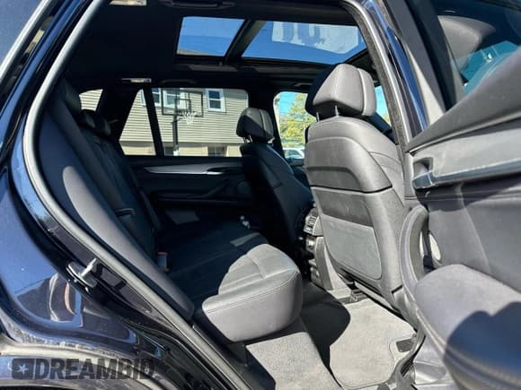 ✅ 2018 BMW X5 xDrive50i • VIN: 5UXKR6C53J0U15306 • Lot: 48483915. Wystawiony na Copart z przebiegiem 61 734 mil. Bezpłatny archiwum sprzedaży aukcyjnych z USA i szczegółowy raport historii pojazdu na DreamBid. Zdjęcie 7.