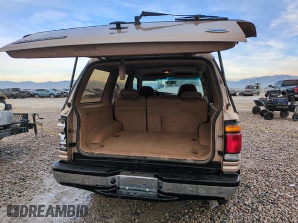 ✅ 1995 Ford Explorer Eddie Bauer • VIN: 1FMDU34XZSZB19334 • Lot: 84869324. Listed on Copart with 199,594 mi. Free auction sales archive from the USA and detailed vehicle history report at DreamBid. Image 6.