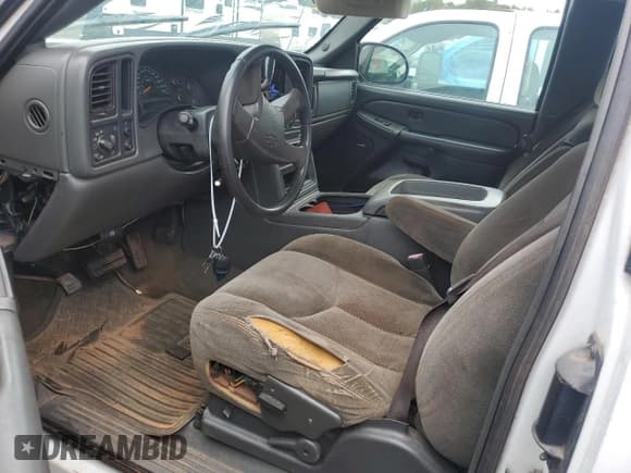 ✅ 2004 Chevrolet Silverado 2500HD LS • VIN: 1GCHC29114E130167 • Лот: 72407994. Опубликован ранее на Copart с пробегом 324 188 миль. Бесплатный доступ к архиву аукционных продаж из США и подробный отчёт об истории автомобиля на DreamBid. Изображение 7.