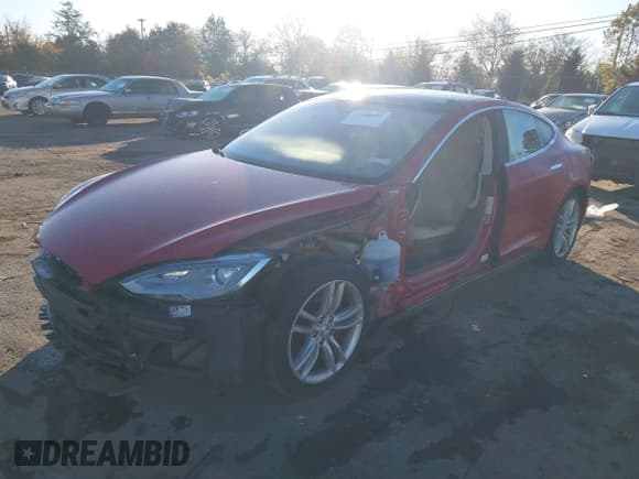 ✅ 2015 Tesla Model S 85D • VIN: 5YJSA1S2XFF085434 • Lot: 43489942. Wystawiony na IAAI z przebiegiem 144 123 mil. Bezpłatny archiwum sprzedaży aukcyjnych z USA i szczegółowy raport historii pojazdu na DreamBid. Zdjęcie 2.