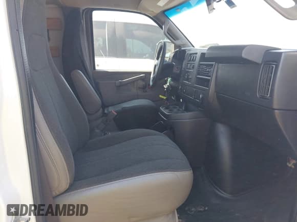 ✅ 2021 GMC Savana Cargo • VIN: 1GTW7AF70M1179057 • Lot: 43203327. Wystawiony na IAAI z przebiegiem 126 332 mil. Bezpłatny archiwum sprzedaży aukcyjnych z USA i szczegółowy raport historii pojazdu na DreamBid. Zdjęcie 5.