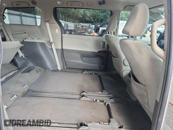 ✅ 2017 Toyota Sienna LE Auto Access Seat • VIN: 5TDKZ3DC7HS781600 • Lot: 70770895. Wystawiony na Copart z przebiegiem 146 070 mil. Bezpłatny archiwum sprzedaży aukcyjnych z USA i szczegółowy raport historii pojazdu na DreamBid. Zdjęcie 11.