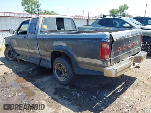 1992 Dodge Dakota z VIN 1B7GL23Y2NS520540, wystawiony jako IAAI lot #43021685 z przebiegiem 151 267 mil mil oraz . Historia ofert i sprzedaży dostępna na DreamBid. Obrazek 3.