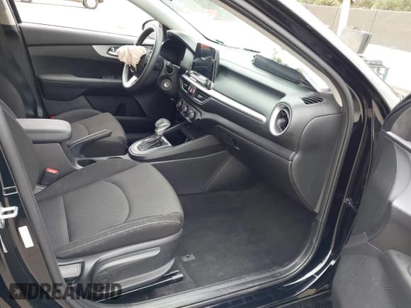 ✅ 2024 Kia Forte LXS • VIN: 3KPF24AD6RE698809 • Lot: 43422557. Wystawiony na IAAI z przebiegiem 31 606 mil. Bezpłatny archiwum sprzedaży aukcyjnych z USA i szczegółowy raport historii pojazdu na DreamBid. Zdjęcie 5.