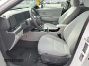 ✅ 2024 Hyundai Kona SEL • VIN: KM8HB3AB1RU086676 • Лот: 80934555. Опубликован ранее на Copart с пробегом 67 248 миль. Бесплатный доступ к архиву аукционных продаж из США и подробный отчёт об истории автомобиля на DreamBid. Изображение 7.