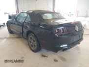 ✅ 2013 Ford Mustang V6 • VIN: 1ZVBP8EM6D5236821 • Lot: 43546803. Wystawiony na IAAI z przebiegiem 103 855 mil. Bezpłatny archiwum sprzedaży aukcyjnych z USA i szczegółowy raport historii pojazdu na DreamBid. Zdjęcie 3.