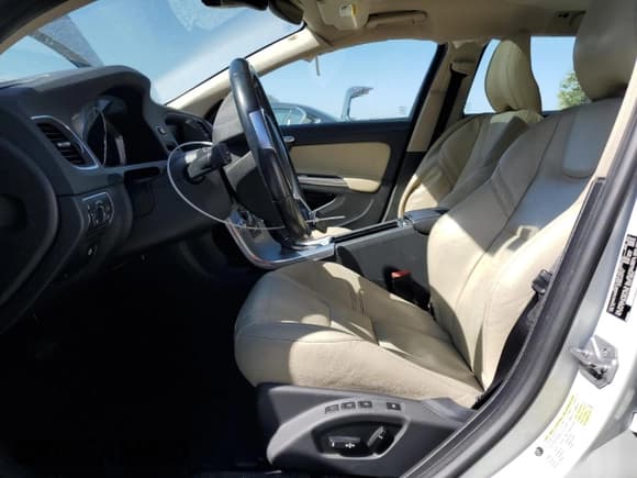 ✅ 2018 Volvo V60 Dynamic • VIN: YV140MEL7J2390381 • Лот: 82303105. Опубликован ранее на Copart с пробегом 129 001 миль. Бесплатный доступ к архиву аукционных продаж из США и подробный отчёт об истории автомобиля на DreamBid. Изображение 7.