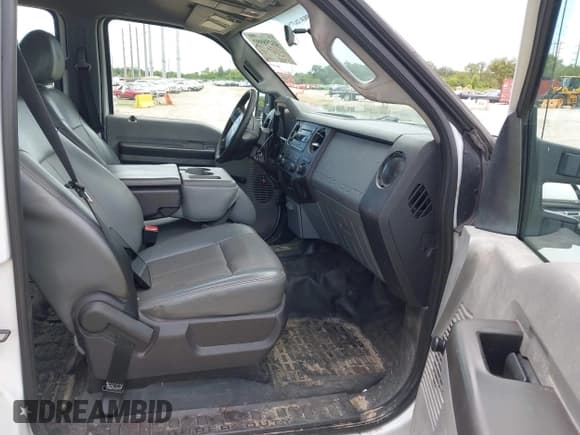 ✅ 2013 Ford F-250 XL • VIN: 1FT7W2B60DEB22344 • Lot: 43298992. Wystawiony na IAAI z przebiegiem 233 969 mil. Bezpłatny archiwum sprzedaży aukcyjnych z USA i szczegółowy raport historii pojazdu na DreamBid. Zdjęcie 5.