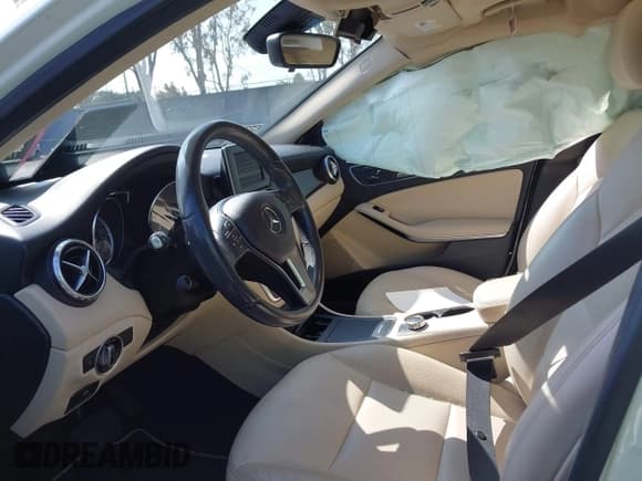 ✅ 2015 Mercedes-Benz GLA 250 • VIN: WDCTG4GB5FJ110109 • Лот: 43372933. Опубликован ранее на IAAI с пробегом 83 559 миль. Бесплатный доступ к архиву аукционных продаж из США и подробный отчёт об истории автомобиля на DreamBid. Изображение 17.