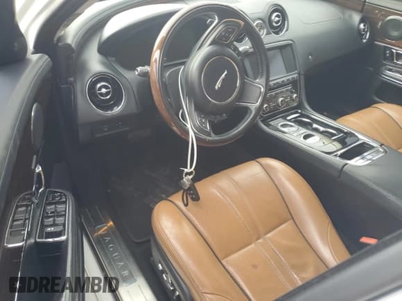 ✅ 2017 Jaguar XJ • VIN: SAJWJ1CD7H8W03828 • Lot: 74875974. Listed on Copart with 101,972 mi. Free auction sales archive from the USA and detailed vehicle history report at DreamBid. Image 8.