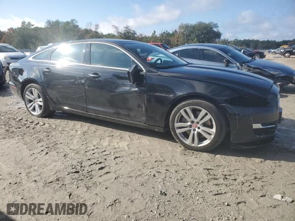 ✅ 2016 Jaguar XJ Portfolio • VIN: SAJWJ2GDXG8W03143 • Lot: 86467114. Listed on Copart with 42,923 mi. Free auction sales archive from the USA and detailed vehicle history report at DreamBid. Image 4.