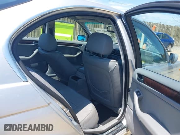 ✅ 2005 BMW 3 Series 330xi • VIN: WBAEW53405PN37317 • Lot: 42544009. Listed on IAAI with 111,964 mi. Free auction sales archive from the USA and detailed vehicle history report at DreamBid. Image 8.