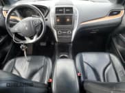 ✅ 2019 Lincoln MKC Select • VIN: 5LMCJ2D92KUL06278 • Lot: 82199585. Wystawiony na Copart z przebiegiem 62 297 mil. Bezpłatny archiwum sprzedaży aukcyjnych z USA i szczegółowy raport historii pojazdu na DreamBid. Zdjęcie 8.