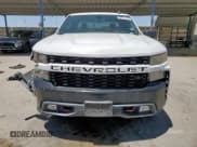 ✅ 2020 Chevrolet Silverado 1500 Custom • VIN: 1GCRWBEK3LZ315130 • Lot: 57271075. Wystawiony na Copart z przebiegiem 69 840 mil. Bezpłatny archiwum sprzedaży aukcyjnych z USA i szczegółowy raport historii pojazdu na DreamBid. Zdjęcie 5.