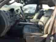 2020 Ram 1500 Rebel z VIN 1C6SRFLM5LN231149, wystawiony jako Copart lot #63299045 z przebiegiem 142 864 mil mil oraz Szkoda całkowita • Salvage title. Historia ofert i sprzedaży dostępna na DreamBid. Obrazek 7.