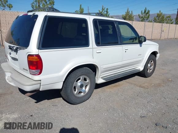 ✅ 1999 Ford Explorer XLT • VIN: 1FMZU34E2XZB27806 • Lot: 43388653. Wystawiony na IAAI z przebiegiem 255 273 mil. Bezpłatny archiwum sprzedaży aukcyjnych z USA i szczegółowy raport historii pojazdu na DreamBid. Zdjęcie 4.