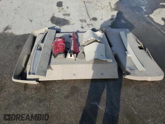 ✅ 2015 Chevrolet Suburban LTZ • VIN: 1GNSCKKC0FR552631 • Lot: 82157695. Wystawiony na Copart z przebiegiem 173 238 mil. Bezpłatny archiwum sprzedaży aukcyjnych z USA i szczegółowy raport historii pojazdu na DreamBid. Zdjęcie 13.