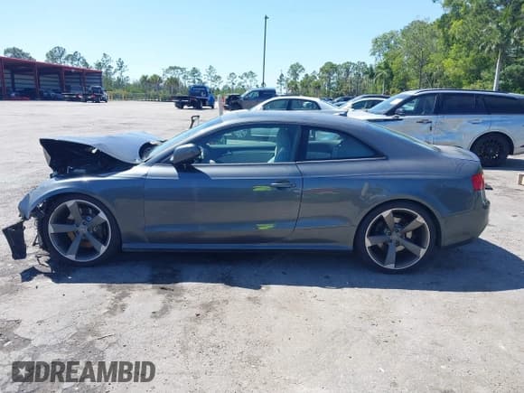 ✅ 2013 Audi RS 5 • VIN: WUAC6AFR2DA900747 • Lot: 41822517. Wystawiony na IAAI z przebiegiem 76 468 mil. Bezpłatny archiwum sprzedaży aukcyjnych z USA i szczegółowy raport historii pojazdu na DreamBid. Zdjęcie 15.