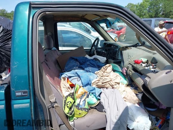 ✅ 1995 GMC Sierra 1500 • VIN: 1GTEC14H2SZ561267 • Lot: 42339445. Wystawiony na IAAI z przebiegiem 373 668 mil. Bezpłatny archiwum sprzedaży aukcyjnych z USA i szczegółowy raport historii pojazdu na DreamBid. Zdjęcie 5.