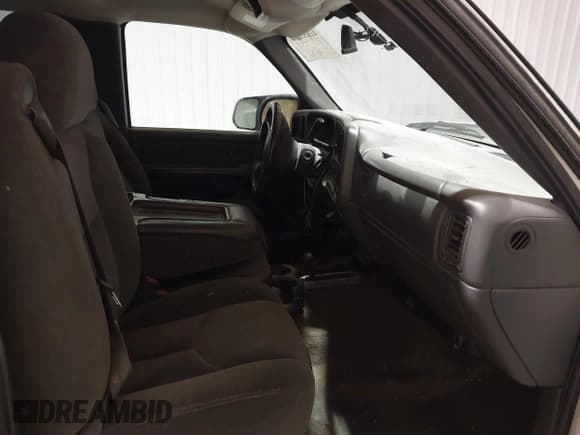 ✅ 2005 Chevrolet Silverado 2500HD LS • VIN: 1GCHK23U55F899336 • Lot: 41635266. Wystawiony na IAAI z przebiegiem 299 032 mil. Bezpłatny archiwum sprzedaży aukcyjnych z USA i szczegółowy raport historii pojazdu na DreamBid. Zdjęcie 5.